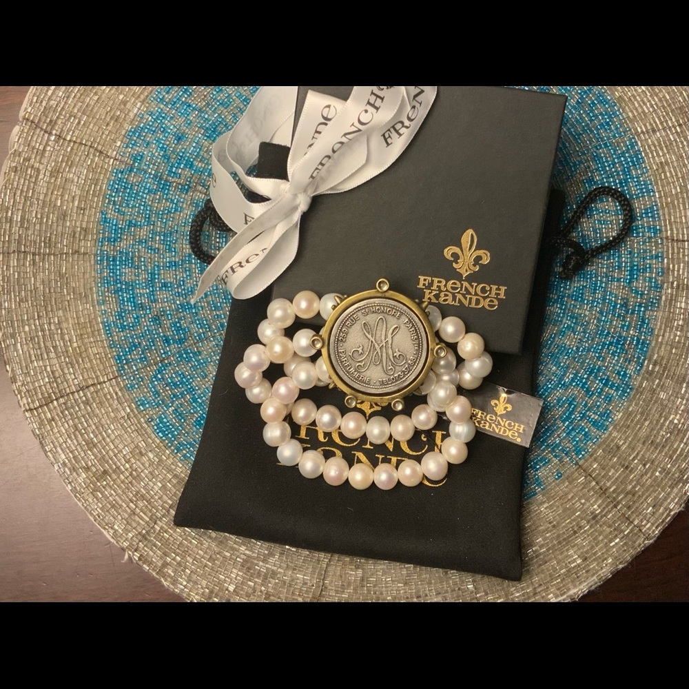 NWT FRENCH KANDE TRIPLE STRAND WHITE PEARL WITH REVERSE MARIE MEDALLION